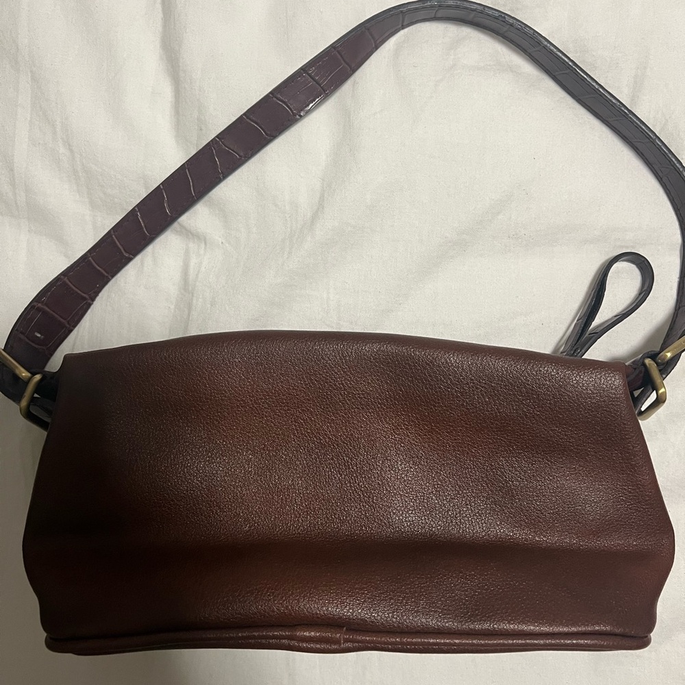 very cute brown shoulder bag for everyday wear